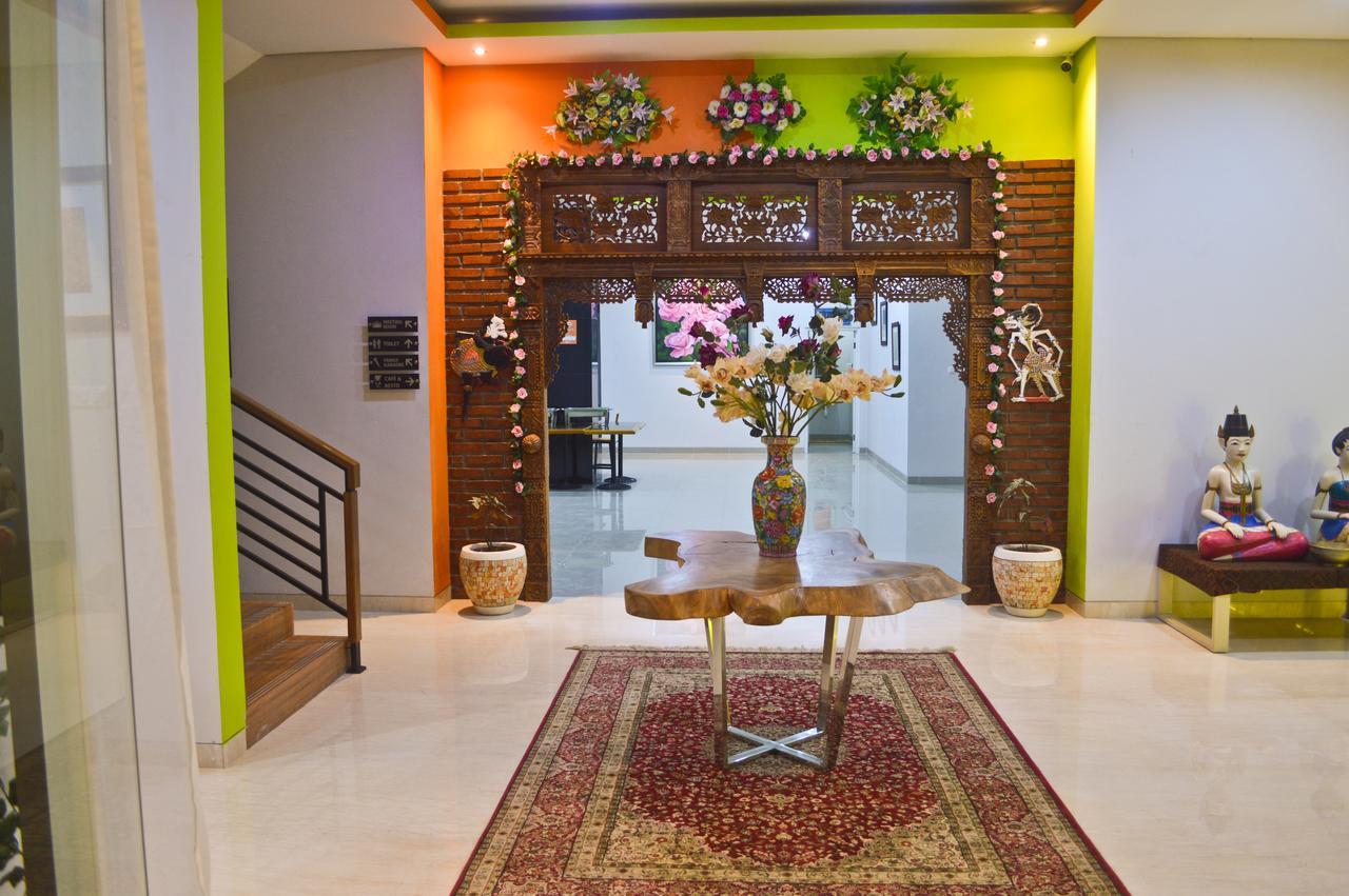 The Cabin Tanjung Hotel Вонособо Экстерьер фото